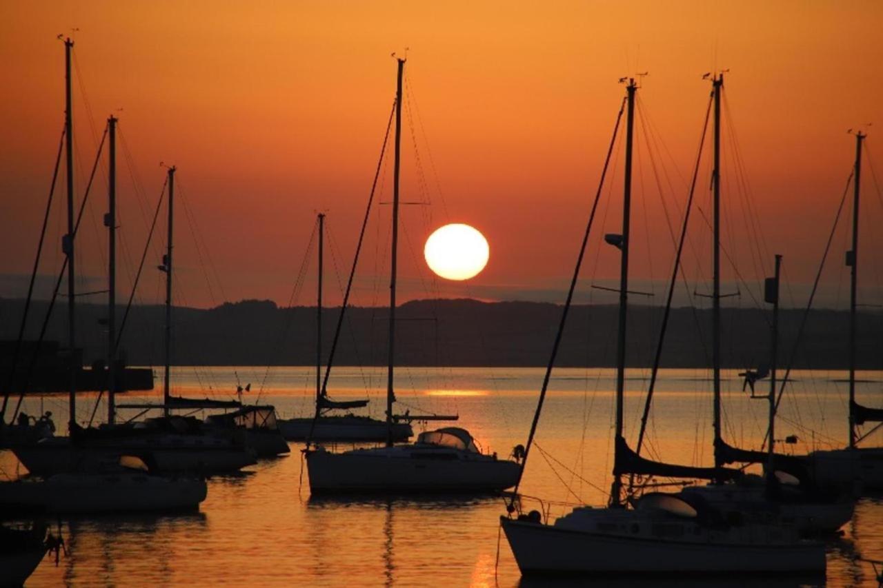 Ynys Lawd, Holyhead Marina Exterior foto